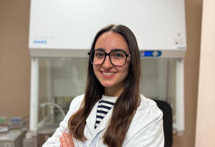 La investigadora predoctoral Andrea Pérez en los laboratorios del Hospital General Universitario Santa Lucía de Cartagena