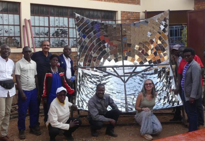 Miembros del consorcio del proyecto europeo 'VET to Stop Deforestation' en Burundi tras la implementación de una cocina solar.