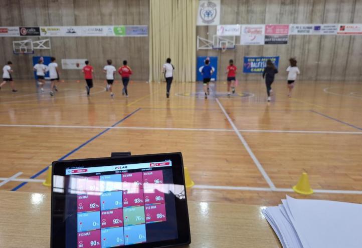 Alumnos del estudio realizando el calentamiento previo al entrenamiento de fuerza