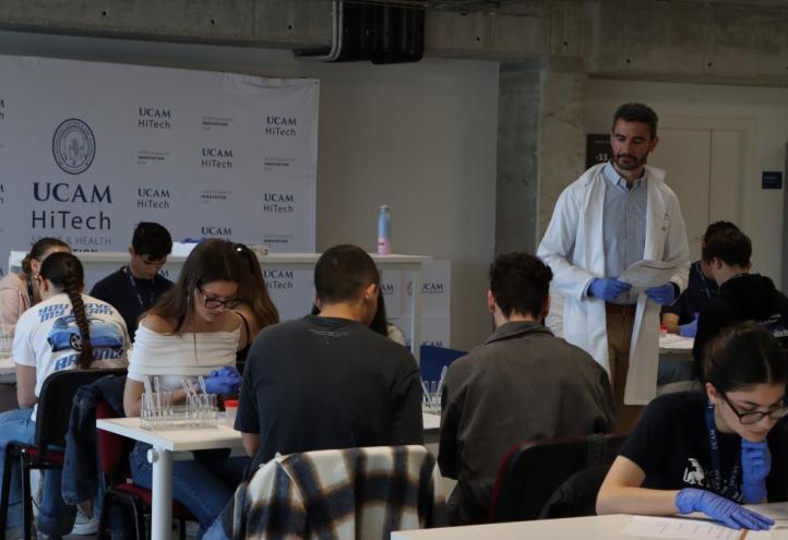 Alumnos desarrollando la prueba práctica del área biotecnología en las instalaciones de UCAM HiTech