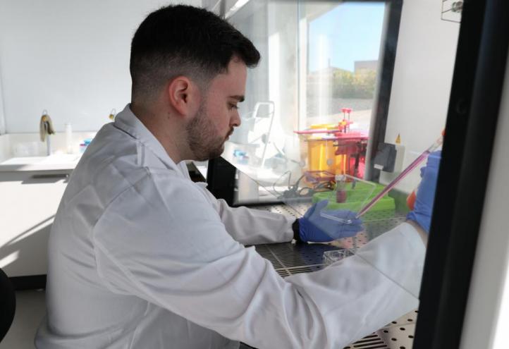El investigador Mariano de la Piedad Marín-Blázquez Hervás, trabajando en el laboratorio de Biología Molecular de UCAM HiTech.