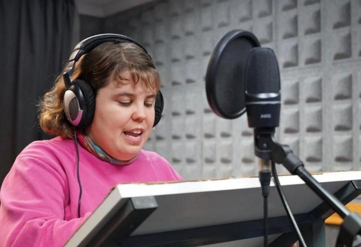 Alumna del primer taller de doblaje adaptado durante una sesión. 