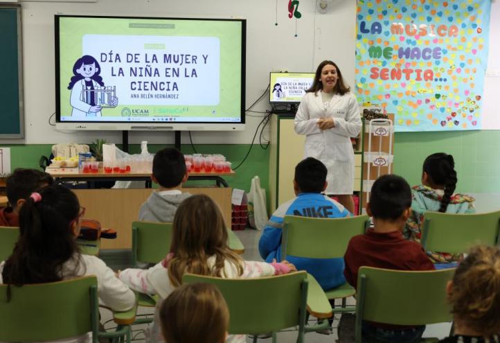 La investigadora de la UCAM, Ana Belén Hernández, durante su charla esta mañana en el CEIP La Cruz (Totana).