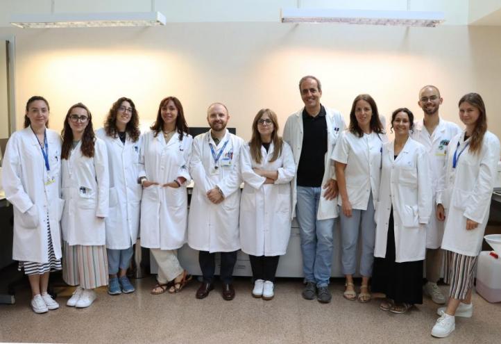 Investigadores de la UCAM, el Hospital General Universitario Santa Lucía y el IMIB en los laboratorios del Hospital General Universitario Santa Lucía.