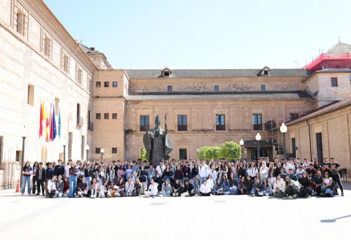 Foto grupal de las Olimpiadas Científicas en el Campus de Los Jerónimos