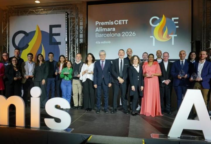 foto de grupo de los ganadores, entre ellos, Ginesa Martínez del Vas, directora de la Cátedra y vicedecana del Grado en Turismo y Dirección de Empresas Turísticas de la UCAM y Miguel Puig-Cabrera, profesor de la Universidad de Sevilla, ambos autores de la investigación junto a otros profesionales.
