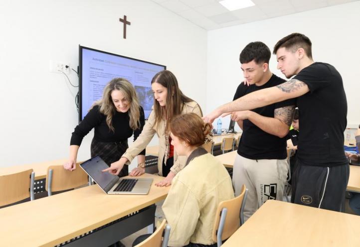 Alumnos de la Facultad de Deporte durante un taller de Inteligencia Artificial aplicada