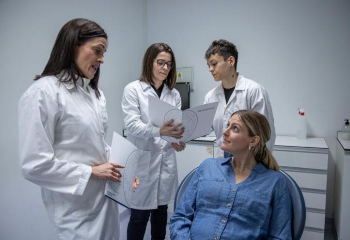 Las investigadoras Laura Murcia, Desirée Victoria-Montesinos y Ana María García en las instalaciones de UCAM Dental