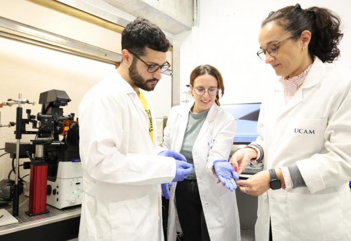 Los investigadores María Cuartero, Agueda Molinero y Antonino Biagio realizando las primeras pruebas del nanosensor en el laboratorio