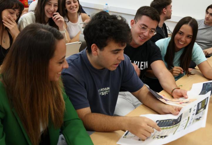 Explicación de alumnos a la decana de la facultad de deporte Lourdes Meroño