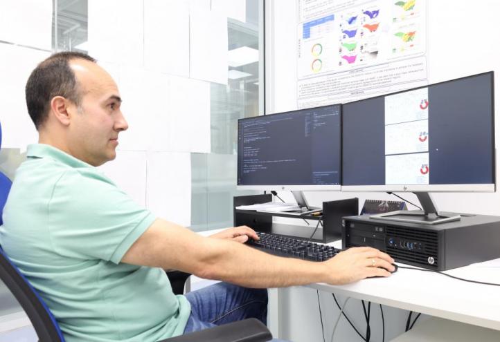 El investigador Francisco Segura recopilando datos sobre los diferentes cauces estudiados
