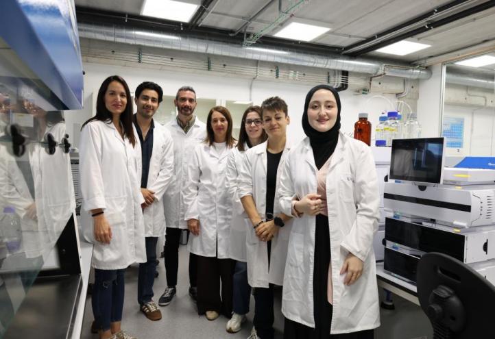Los investigadores del estudio en el laboratorio de cromatografía del UCAM HiTech