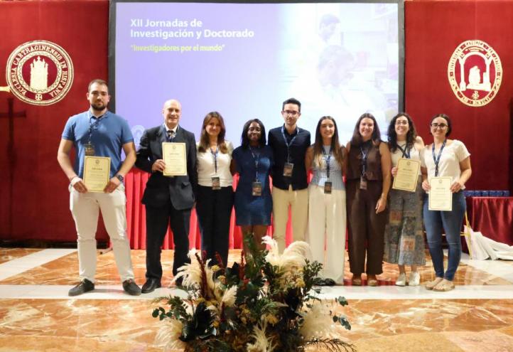  Foto grupal de los ganadores del concurso Mi Tesis en 3 Minutos.