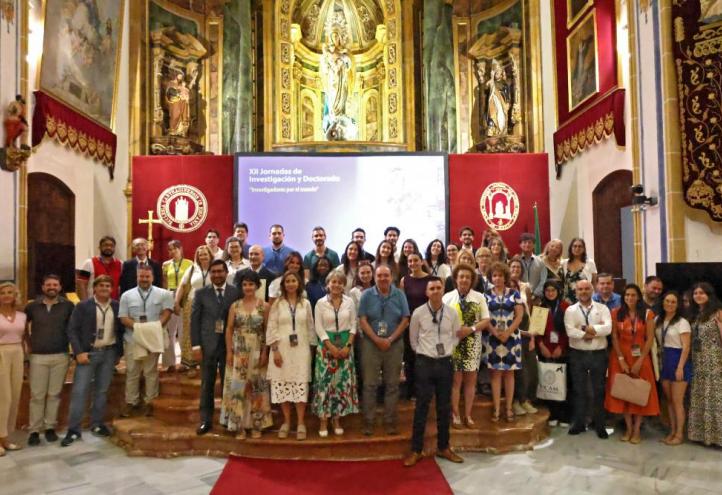 Fotografía de los ganadores y el comite organizador de las XII Jornadas de Investigación y Doctorado UCAM