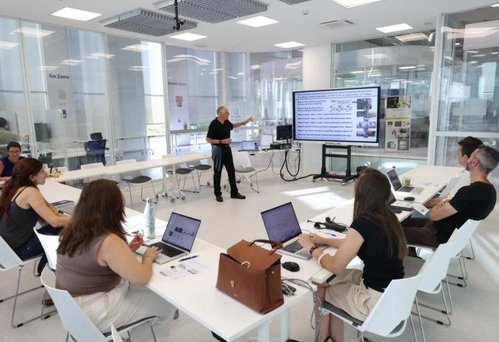 Lynn W. Phillips formando a investigadores en una de las mentorías del I UCAM Research Impact Forum