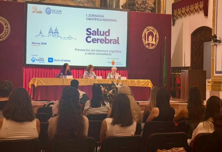 Isabel Ayala, consejera de Salud de la Región de Murcia; María Dolores García, presidenta de la UCAM; y Julia Fernández, presidenta de AFADE, durante el acto de inauguración.