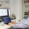 El investigador Horacio Pérez trabajando con una imagen 3D del compuesto 