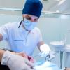 Paciente recibiendo un tratamiento en la clínica UCAM Dental