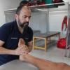 El investigador Carlos Truque realizando terapia manual a un paciente