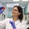 La investigadora Noelia Hernández en uno de los laboratorios de la UCAM.