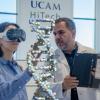 Instante de una práctica de ciencias de la salud con las gafas de realidad virtual. 