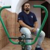 El investigador Tomás Abelleira, con una de las máquinas biosaludables incluidas en el estudio.