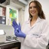 La investigadora Clara Noguera con el caramelo desarrollado con hidroxitirosol. 