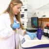 La investigadora Lucía Plana en el laboratorio de la Facultad de Farmacia y Nutrición de la UCAM.