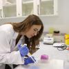 La investigadora Clara Noguera en el laboratorio de biología molecular de UCAM HiTech