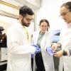 Los investigadores María Cuartero, Agueda Molinero y Antonino Biagio realizando las primeras pruebas del nanosensor en el laboratorio
