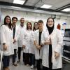 Los investigadores del estudio en el laboratorio de cromatografía del UCAM HiTech