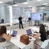 Lynn W. Phillips formando a investigadores en una de las mentorías del I UCAM Research Impact Forum